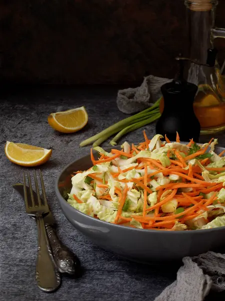 Färska grönsaker sallad med vitkål, morot, persilja på grå lera tallrik på mörk bakgrund. Cole Slaw sallad. — Stockfoto