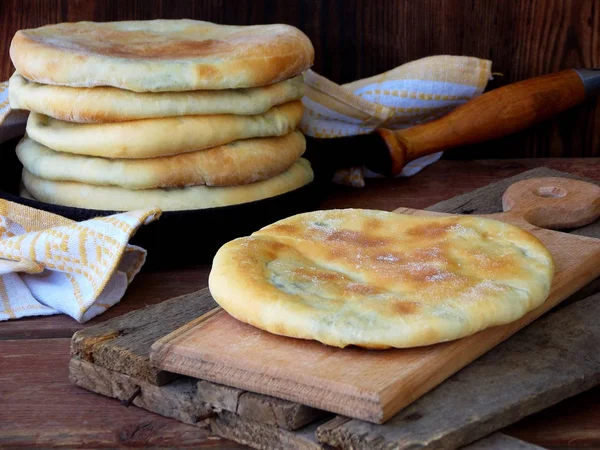 Грузинские пироги с сыром и весенней зеленью на деревянном фоне — стоковое фото