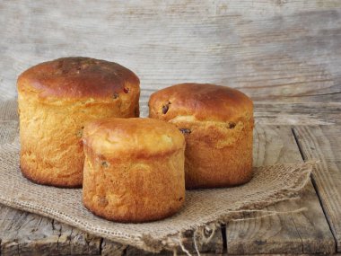 Paskalya tatlı ekmek, paska hafif ahşap zemin üzerinde. Ortodoks kulich. Tatil kavramı metin için yer ile Kahvaltı.