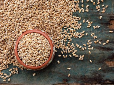 Ahşap arka plan üzerinde buğday taneleri. Seçici odak.