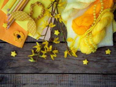 Kompozisyon için hobi gri ahşap zemin üzerine sarı aksesuar. Örgü, dikiş, dikiş, Boyama, origami. Küçük işletme. Hobi geliri.