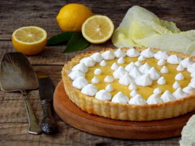 Limon beze krema ile tart pasta. Ev yapımı kek ahşap arka plan üzerinde. Yatay fotoğraf