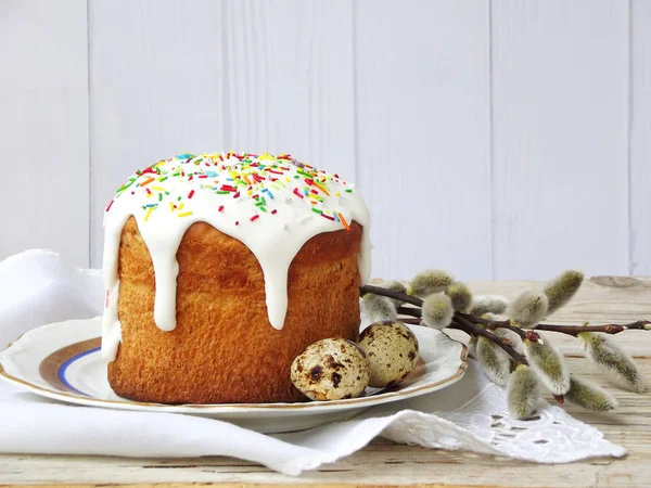 Tatlı ekmek, paska, willow twigs ve ahşap arka plan üzerinde yumurta Paskalya kompozisyon. Ortodoks kulich. Tatil kavramı metin için yer ile Kahvaltı.