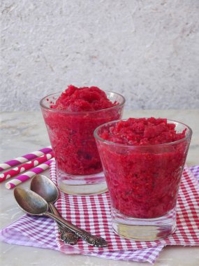 Ahududu sorbe içinde gözlük. Donmuş berry tatlı ışık arka plan üzerinde. Pembe dondurma. Metin için yer