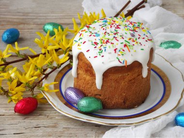 Tatlı ekmek, paska ve ahşap arka plan üzerinde yumurta Paskalya kompozisyon. Ortodoks kulich. Tatil kahvaltı konsepti