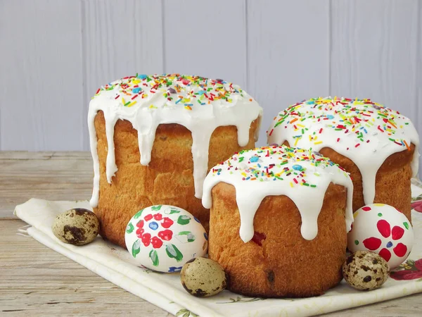 Tatlı ekmek, paska ve ahşap arka plan üzerinde yumurta Paskalya kompozisyon. Ortodoks kulich. Tatil kavramı metin için yer ile Kahvaltı.