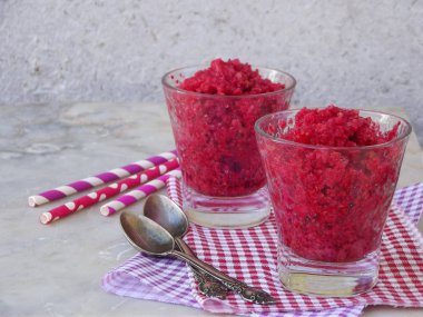 Ahududu sorbe içinde gözlük. Donmuş berry tatlı ışık arka plan üzerinde. Pembe dondurma. Metin için yer