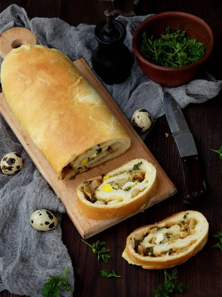 Πίτα με αυγά, φρέσκα κρεμμυδάκια και τον μαϊντανό σε σκούρο φόντο ξύλινη σε λάχανο. Σπιτικά αλμυρά κέικ αλμυρό. Χώρο για το κείμενο — Φωτογραφία Αρχείου