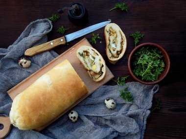 Lahana pasta yumurta, yeşil soğan ve maydanoz koyu ahşap arka plan üzerinde. Ev yapımı tuzlu tuzlu kek. Metin için yer