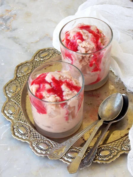 Gelato di bacca rosa con marmellata in occhiali su un piatto di metallo. Spazio per testo — Foto Stock