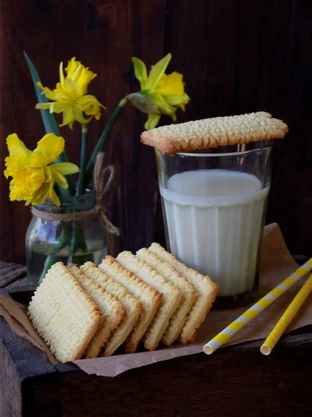 Rechteckiger Shortbread-Keks und ein Glas Milch auf hölzernem Hintergrund. hausgemachte Plätzchen. Raum für Text — Stockfoto