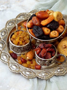 Bir kompozisyon Kuruyemiş ahşap arka plan - tarihleri, incir, kayısı, Kuru erik, Kuru üzüm, kızılcık üzerinde farklı çeşitleri. Sağlıklı gıda