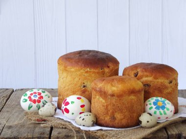 Tatlı ekmek, paska ve ahşap arka plan üzerinde yumurta Paskalya kompozisyon. Ortodoks kulich. Tatil kavramı metin için yer ile Kahvaltı
