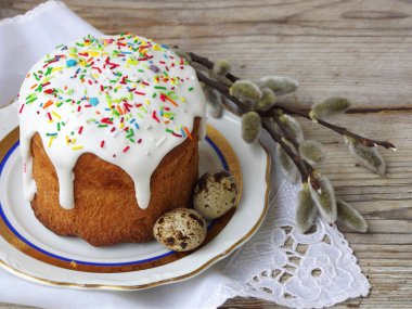 Tatlı ekmek, paska ve ahşap arka plan üzerinde yumurta Paskalya kompozisyon. Ortodoks kulich. Tatil kavramı metin için yer ile Kahvaltı