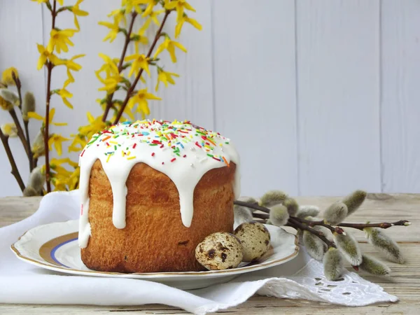 Tatlı ekmek, paska ve ahşap arka plan üzerinde yumurta Paskalya kompozisyon. Ortodoks kulich. Tatil kavramı metin için yer ile Kahvaltı