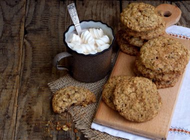 Unsuz gluten ücretsiz fıstık ezmesi, yulaf ezmesi, kurutulmuş meyve çerezleri ve fincan kakao marshmallows ahşap arka plan ile. Yatay. Kopya alanı