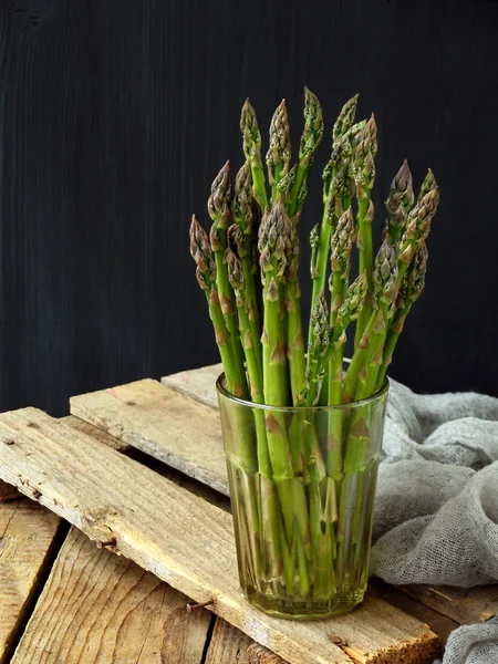 Bund frischer grüner Spargel auf Holzgrund — Stockfoto