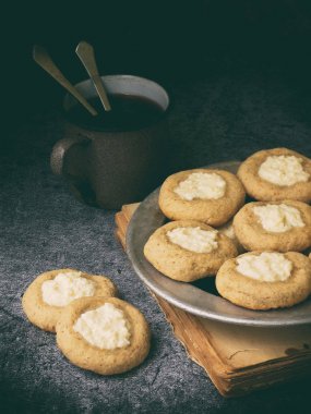 Sağlıklı fıstık ezmesi Cheesecake parmak kurabiye. Lezzetli ev yapımı kurabiye ve çay koyu arka plan üzerinde. Kopya alanı.