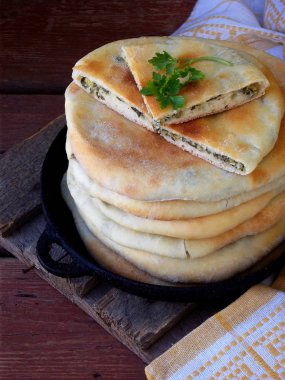 Gürcü börek peynirli yığını ve yeşillik bir ahşap arka plan bahar