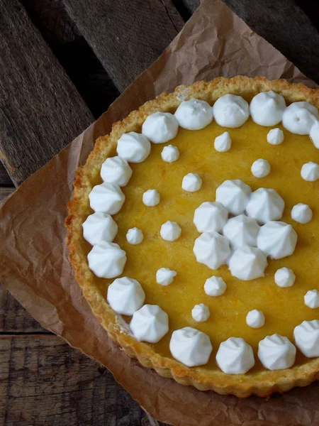 Лимонный пирог со сливками для безе. Домашний торт на сером фоне . — стоковое фото