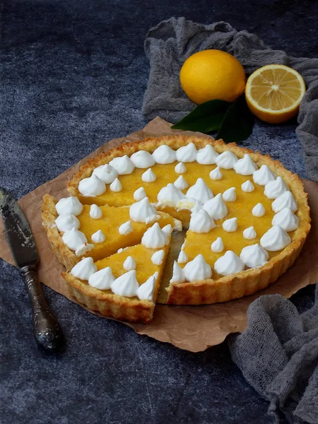 Limon beze krema ile tart pasta. Gri zemin üzerine ev yapımı kek. — Stok fotoğraf