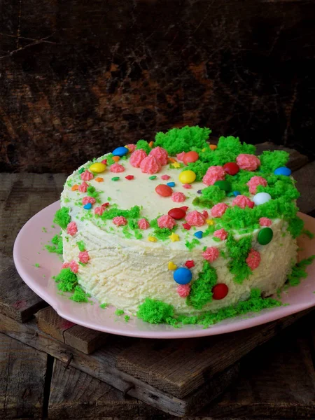 Домашній маковий торт з горіховим печивом та заварним кремом прикрашені цукерки на дерев'яному фоні . — стокове фото