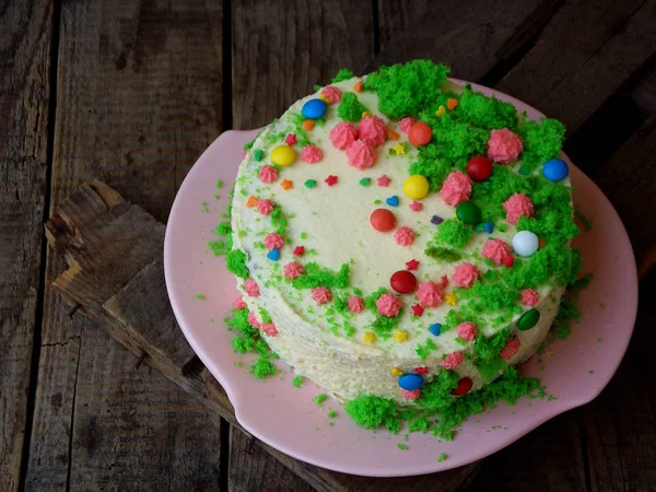 Gâteau au pavot fait maison avec biscuit aux noix et crème anglaise bonbons décorés bonbons sur fond en bois . — Photo