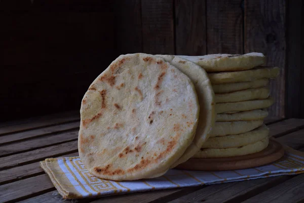 Pilha de pão liso caseiro em um fundo de madeira. Taco de pão mexicano. Naan indiano. Espaço para texto — Fotografia de Stock