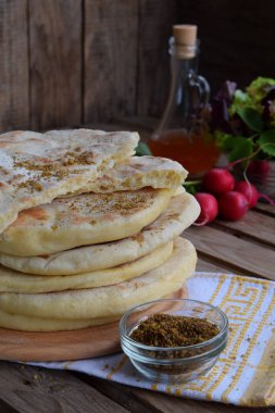 Marul, soğan ve turp ahşap zemin ile ev yapımı düz ekmek yığını. Meksika gözleme taco. Hint Naan. Metin için yer