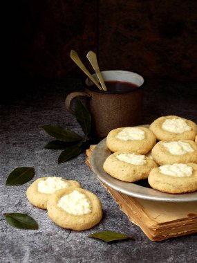 Sağlıklı fıstık ezmesi Cheesecake parmak kurabiye. Lezzetli ev yapımı kurabiye ve çay koyu arka plan üzerinde. Kopya alanı.