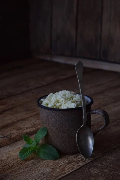 Helado de leche de té verde en una taza de metal sobre un fondo de madera. Sorbete de menta. Lugar para el texto — Foto de Stock