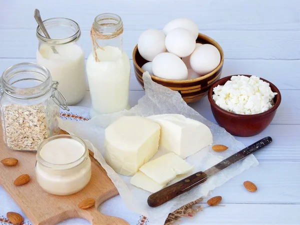 Conjunto de productos lácteos frescos sobre fondo de madera: leche, queso cottage, huevo de yogur, mozzarella ryazhenka, feta . — Foto de Stock