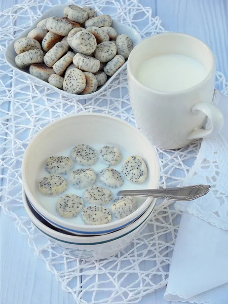 Kleine Mohnkekse mit Milch auf hellem Hintergrund. traditionelle litauische Weihnachtsplätzchen. Kuchykai. Süßes Frühstück — Stockfoto