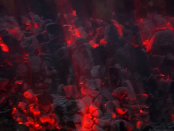 Абстрактный черный и красный огненный фон с пламенем. Выстрел горящего угля с дымом — стоковое фото