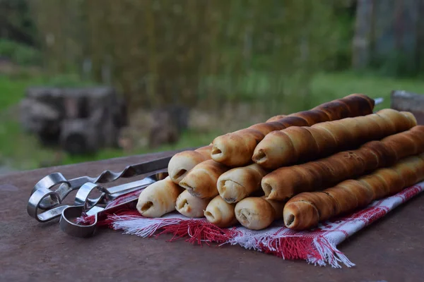 Los trozos de pan de la masa cocido al fuego. Palitos de pan italianos de harina integral con hierbas —  Fotos de Stock