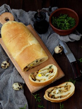 Lahana pasta yumurta, yeşil soğan ve maydanoz koyu ahşap arka plan üzerinde. Ev yapımı tuzlu tuzlu kek.