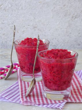 Ahududu sorbe içinde gözlük. Donmuş berry tatlı ışık arka plan üzerinde. Pembe dondurma. Metin için yer.