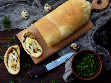 Lahana pasta yumurta, yeşil soğan ve maydanoz koyu ahşap arka plan üzerinde. Ev yapımı tuzlu tuzlu kek.