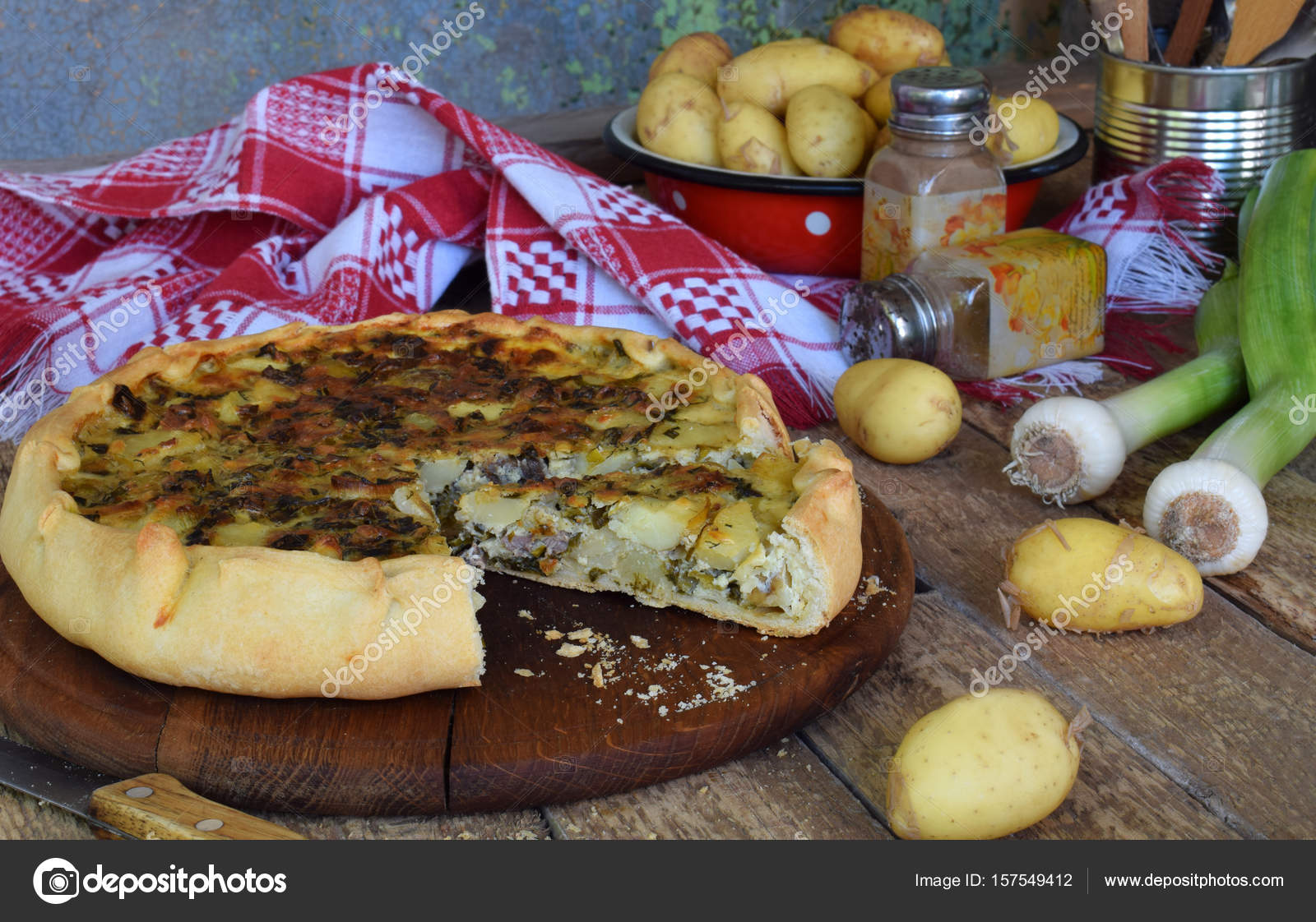 Herzhafte Kuchen mit Kartoffeln, Fleisch, Käse, Zwiebel und Pfeffer ...