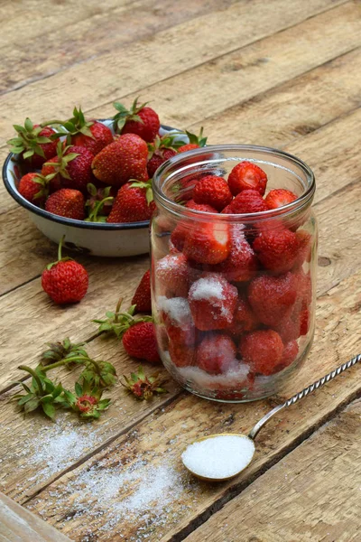 La preparación de la cocción de la compota o la confitura de la fresa. Conservación casera con bayas frescas orgánicas para el invierno. Postre de frutas. Confitería . —  Fotos de Stock