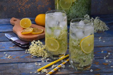 Mürver çiçekleri ve limon içmek. Ferahlık sağlıklı yaşlı suyu. Ahşap rustik tahtası elderflower limonata bardak. Alternatif Tıp ve terapi