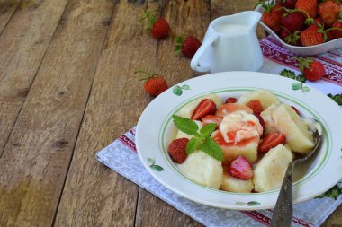 Yaz berry kahvaltı. Tatlı tembel pierogi, ekşi krema, tereyağı ve çilek ahşap arka plan üzerinde köfte. İtalyan gnocchi. Metniniz için kopya alanı.