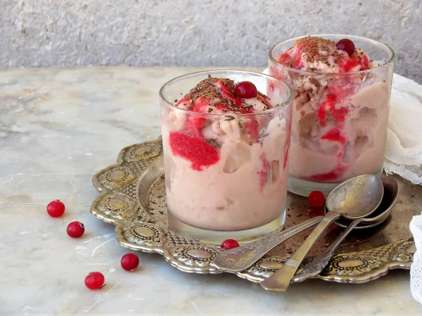 Gelato di bacca rosa con marmellata in occhiali su un piatto di metallo. Spazio per testo . — Foto Stock