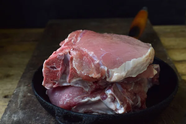 Carne cruda pezzo di carne di maiale e spezie marinata su sfondo di legno. Per bistecche, arrosti, stufati. Spazio per testo — Foto Stock