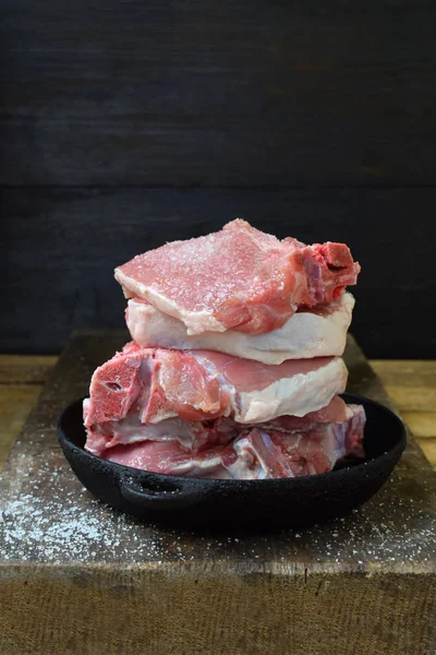 Сырой кусок мяса свинины и специй маринад на деревянном фоне. Для стейка, жарки, тушения. Пространство для текста — стоковое фото