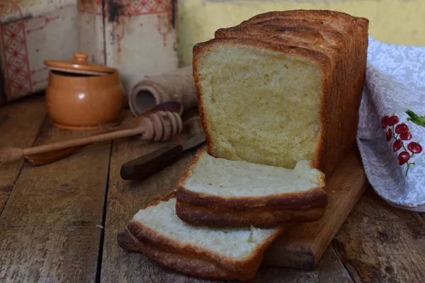 Буханка белого хлеба на деревянном фоне. Домашняя выпечка дрожжей — стоковое фото
