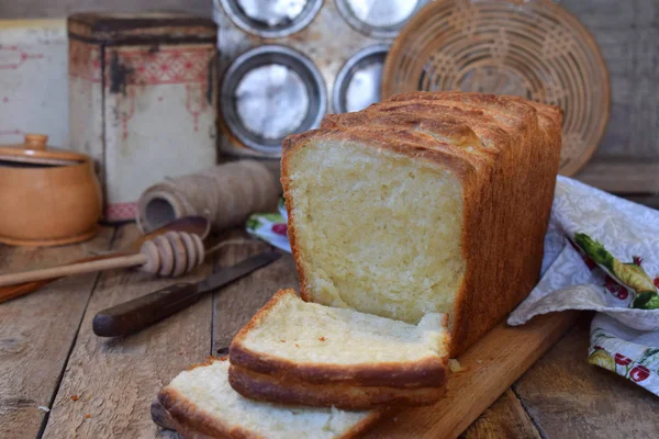 A loaf of white bread on a wooden background. Homemade Yeast Baking — Stock Photo, Image