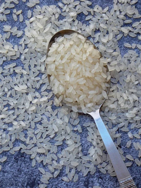 Arroz glutinoso blanco en cuchara sobre fondo gris. Vista superior. Copiar espacio — Foto de Stock