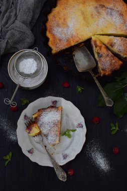 Süzme peynir, irmik ve ahududu koyu arka plan üzerinde ile ev yapımı güveç