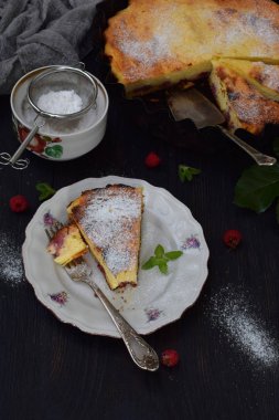 Süzme peynir, irmik ve ahududu koyu arka plan üzerinde ile ev yapımı güveç